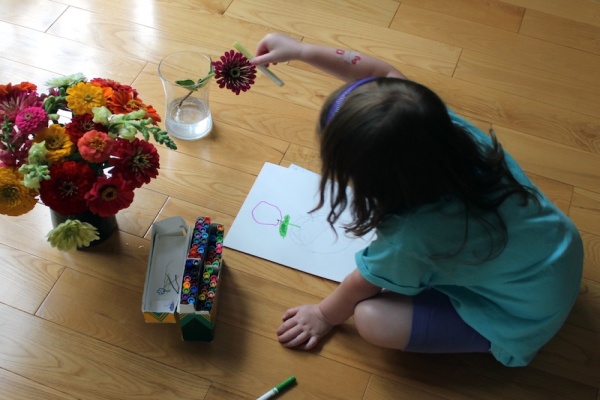 Trẻ tự tin thể hiện tác phẩm mỹ thuật theo ý mình.